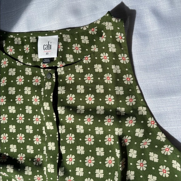 Cabi green floral snap top - Picture 3 of 3
